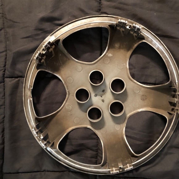 Toyota Corolla 15-inch 2005-08 Hubcap / Wheel Cover, OEM 42621-AB100 - Picture 8 of 8